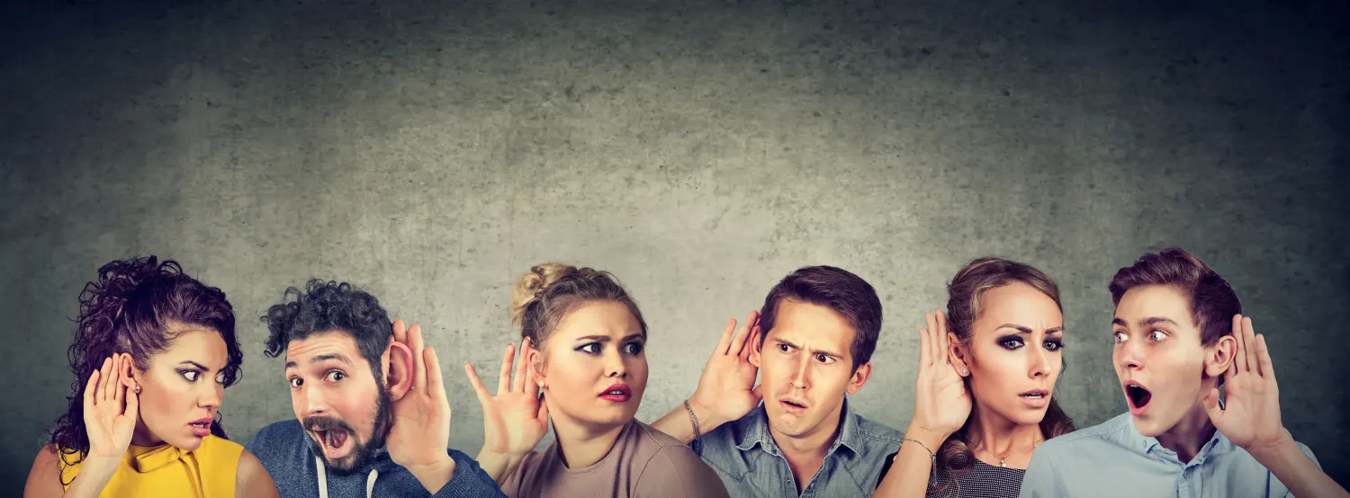 Six personnes tendent l’oreille